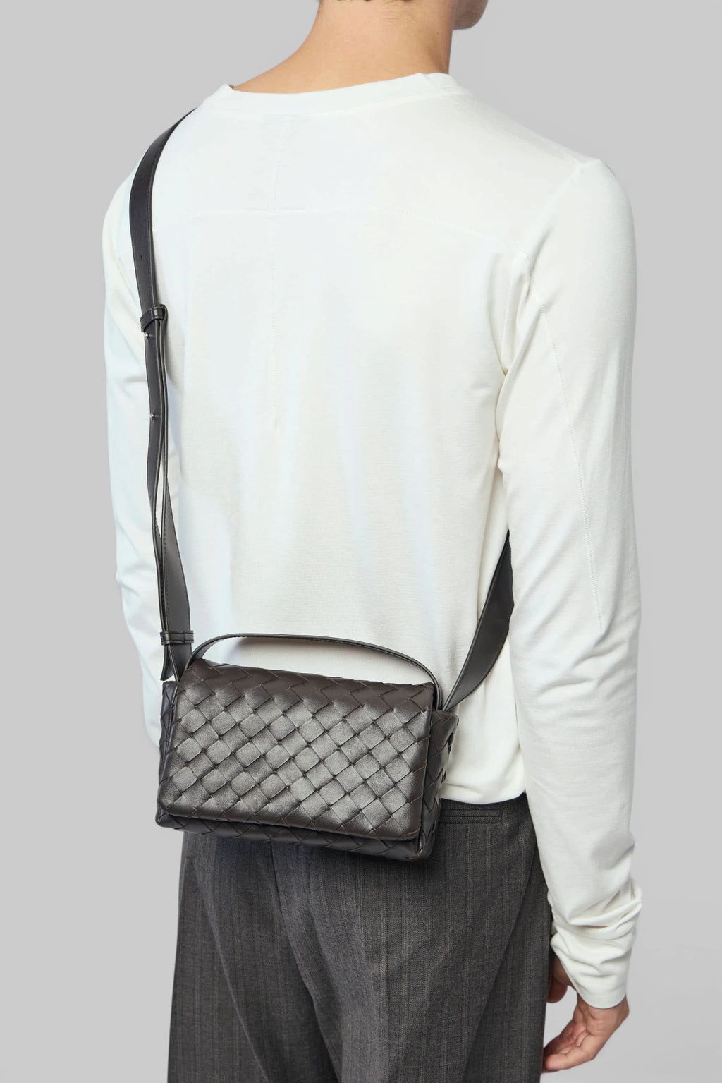 Bottega Veneta Cross Body Avenue Intr. 15 side profile showing adjustable strap