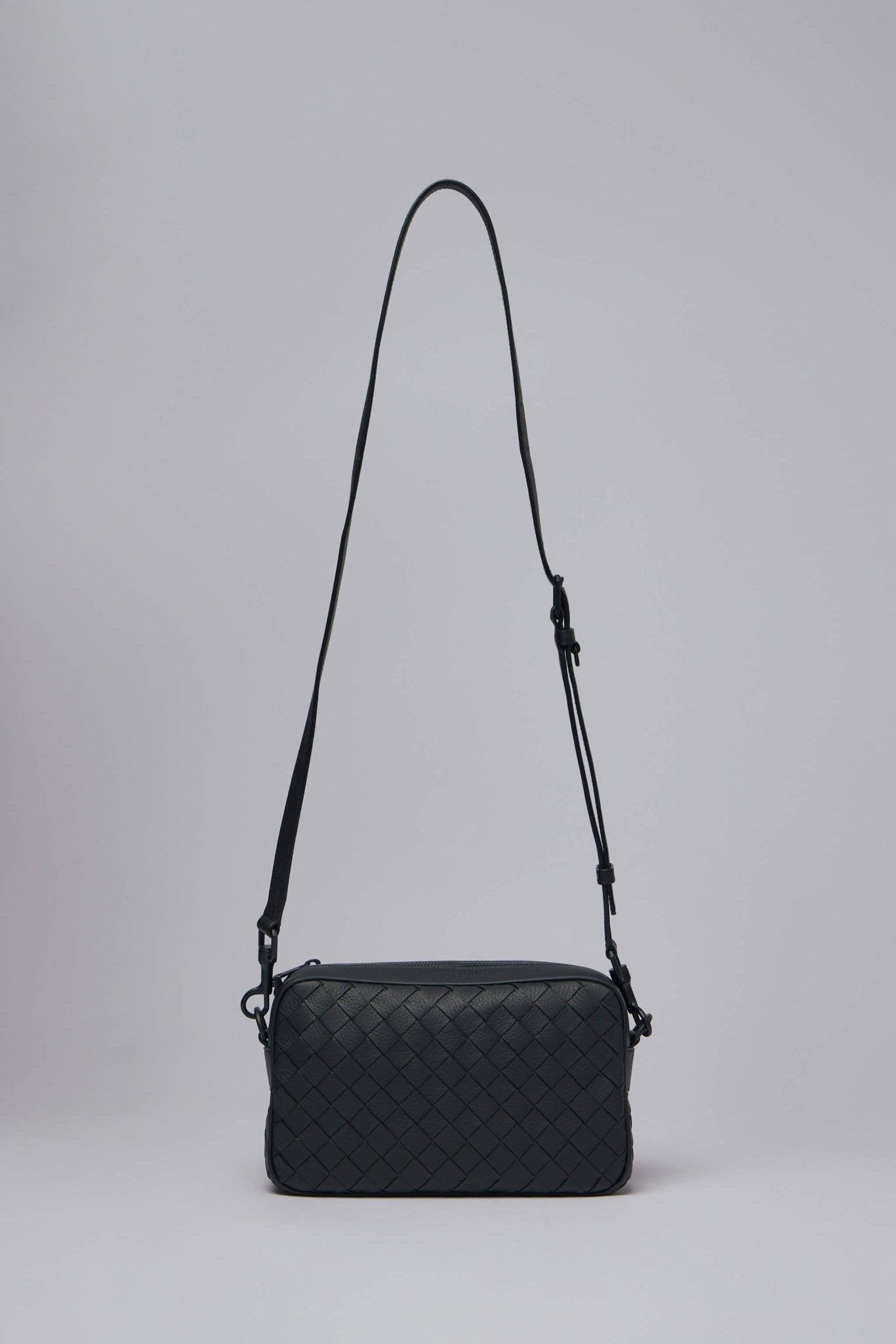 bOTtEgA vEnEtA ブラック ショルダーバッグ Bottega Veneta black fringe pouch shoulder bag - The AP Archive