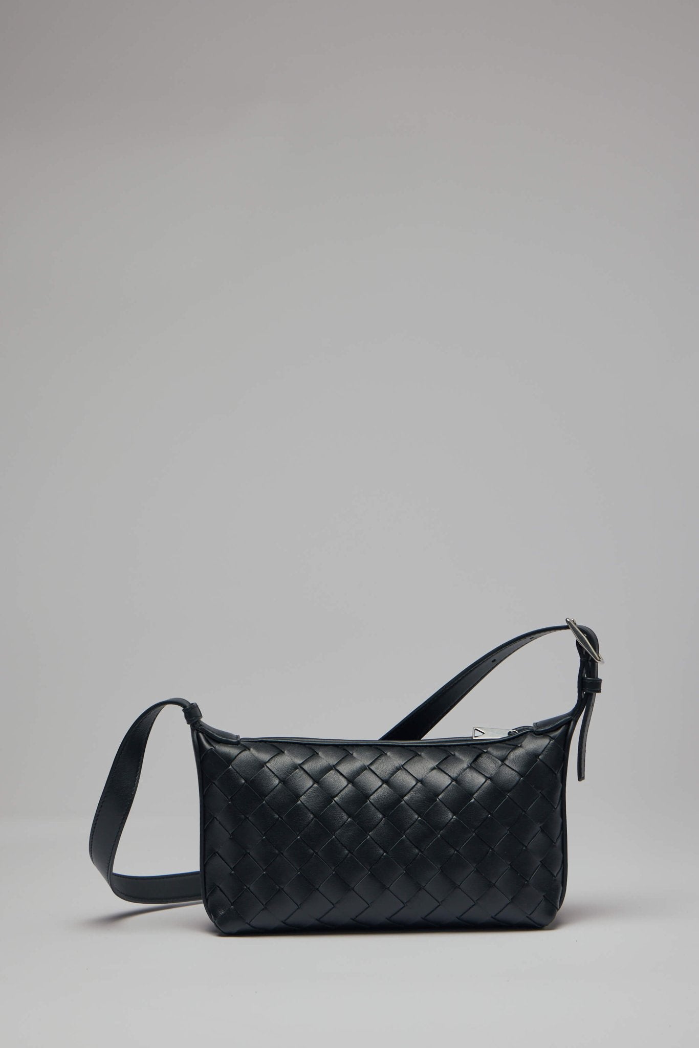 Bottega Veneta Pouch Avenue Intreccio 15 – LABELS