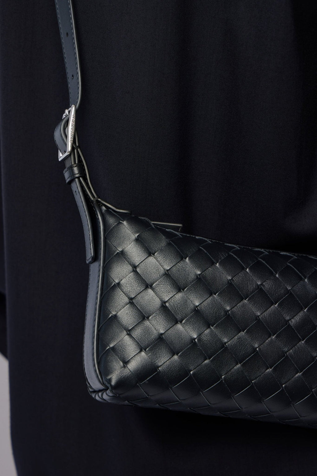 Bottega Veneta - Pouch Avenue Intreccio 15 - LABELS