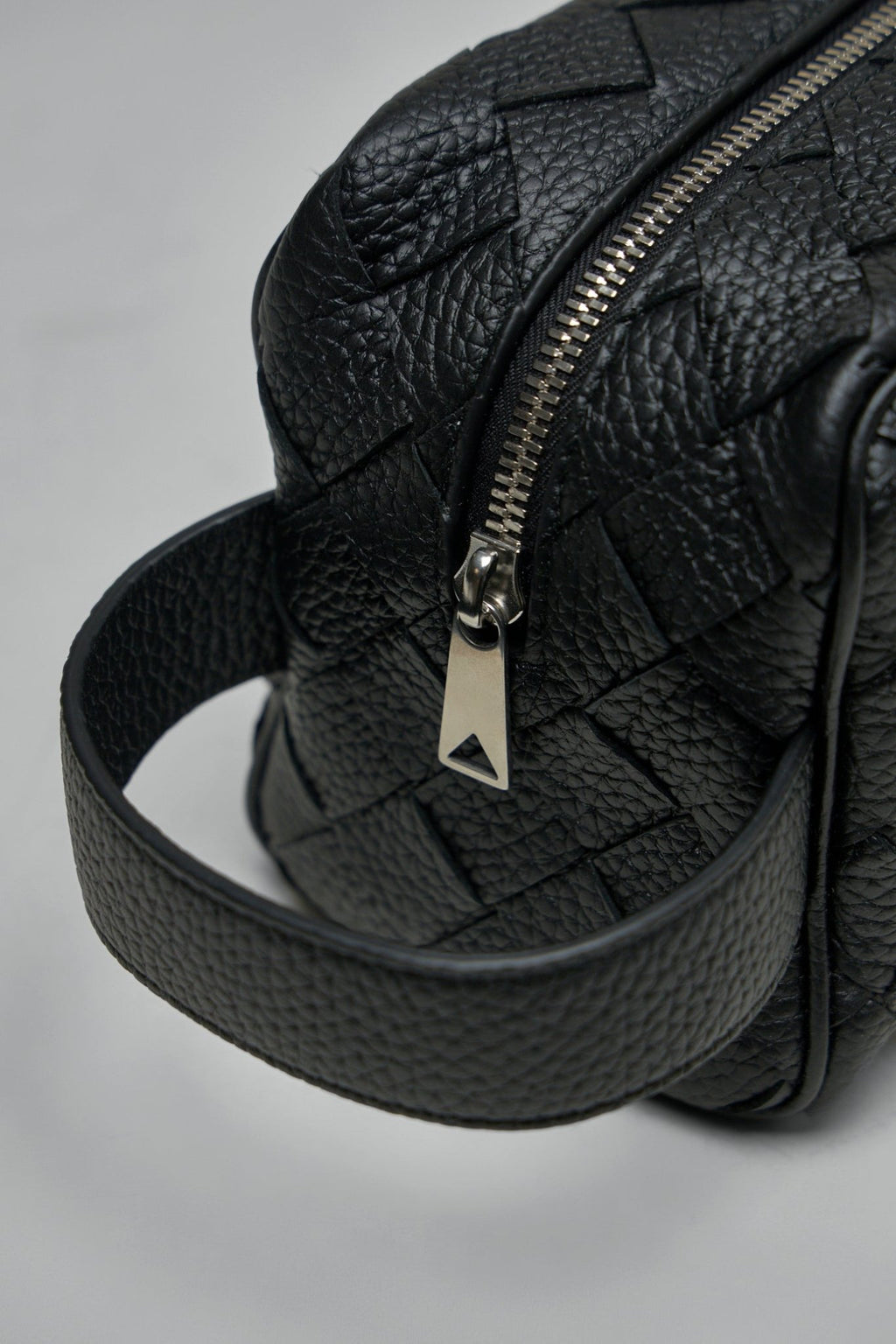 Bottega Veneta - Pouch Intrecciato 20 Taurillon - LABELS