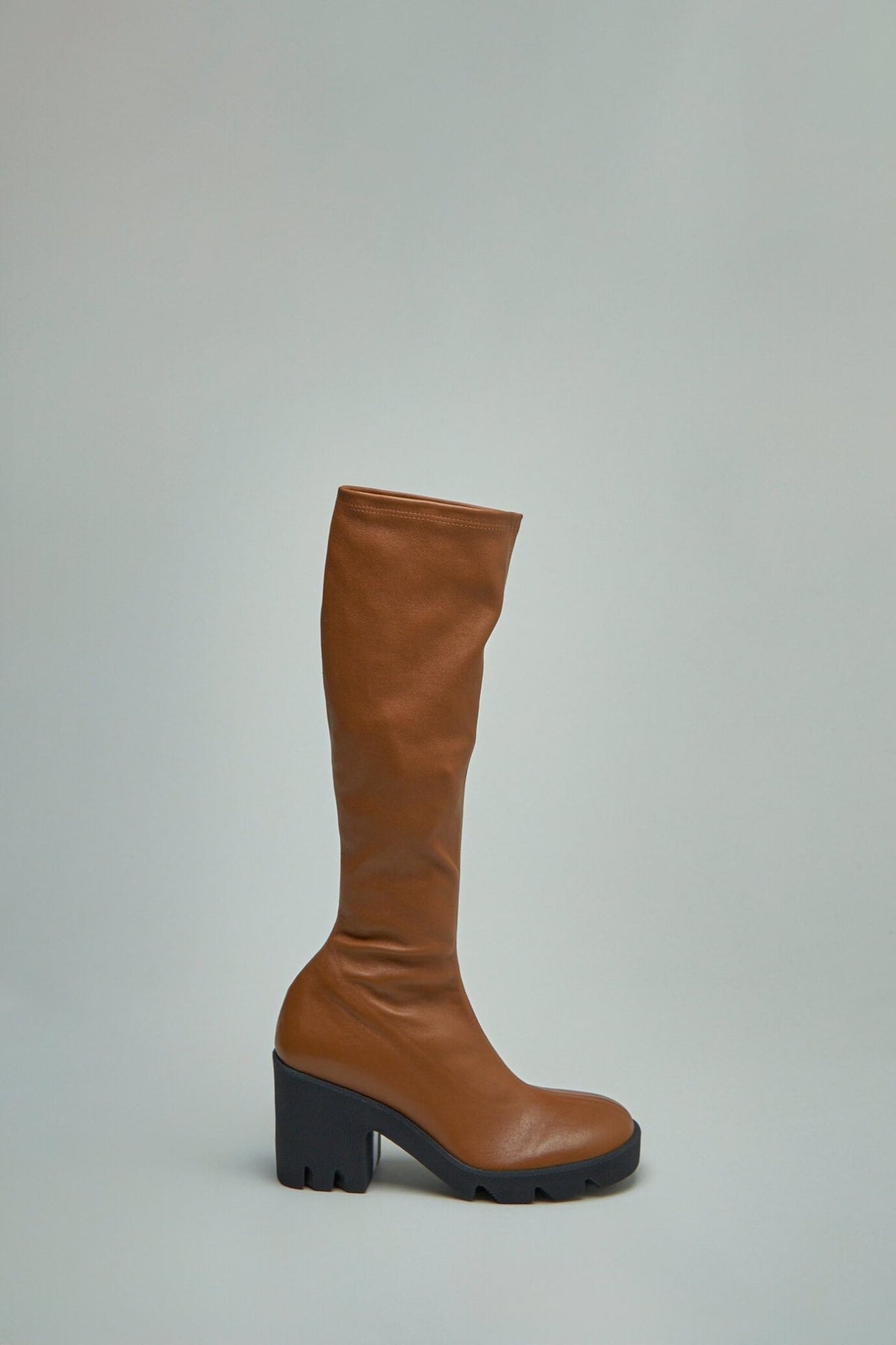 Burberry boots in premium black leather with block heel and zip closure