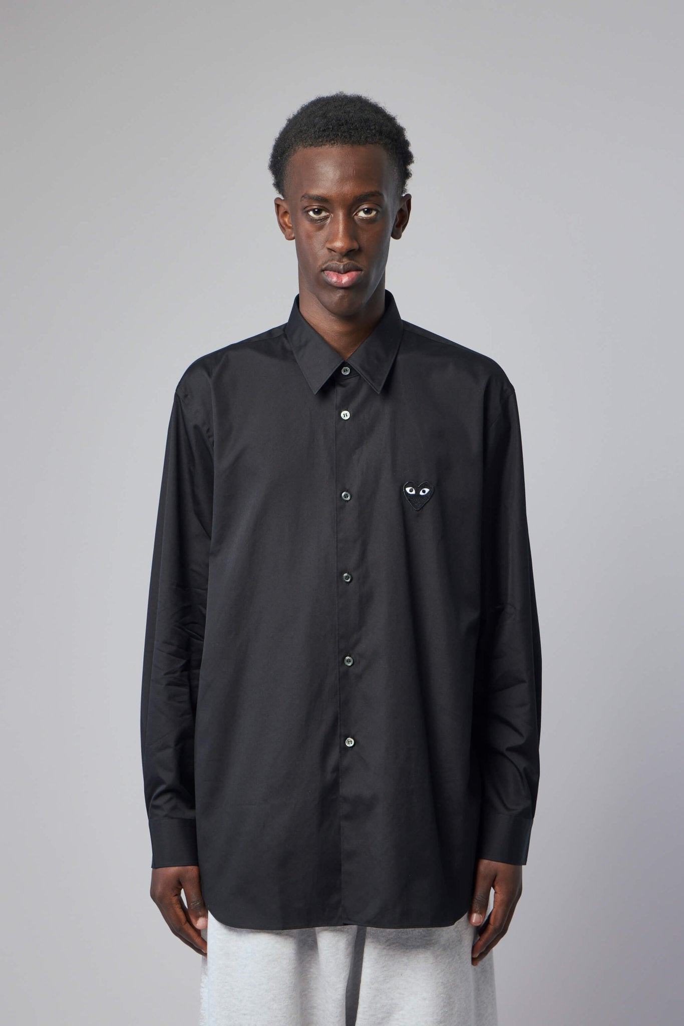 コムデギャルソン　shirt boy バック　ロゴ　ブラック　シャツ Comme des Garçons PLAY Shirts - Black Emblem Woven – LABELS