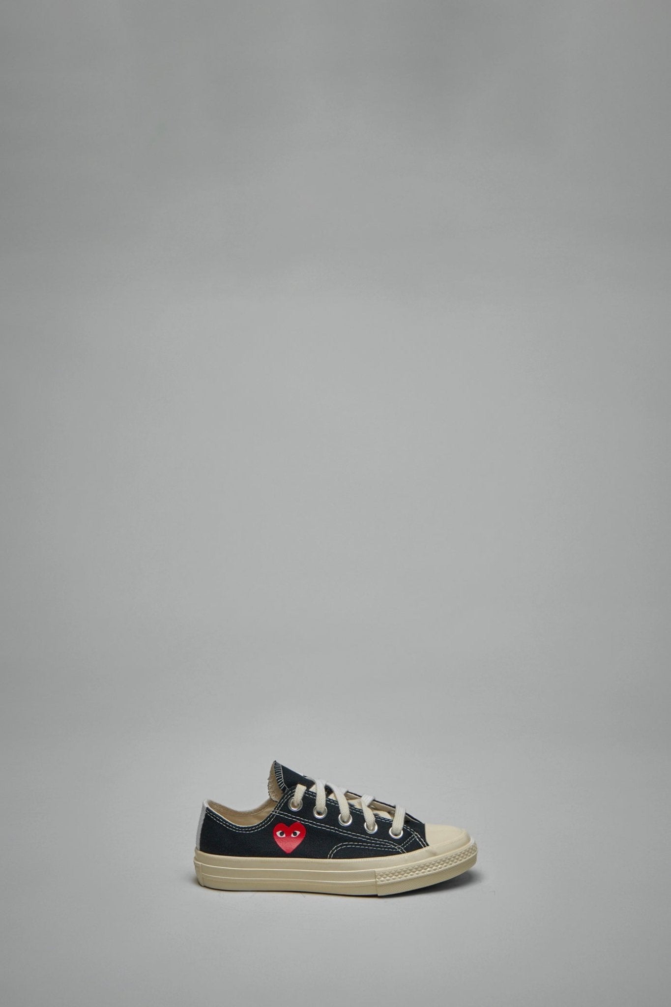 Comme des Garçons PLAY - Small Red Heart Low Top Kids - LABELS