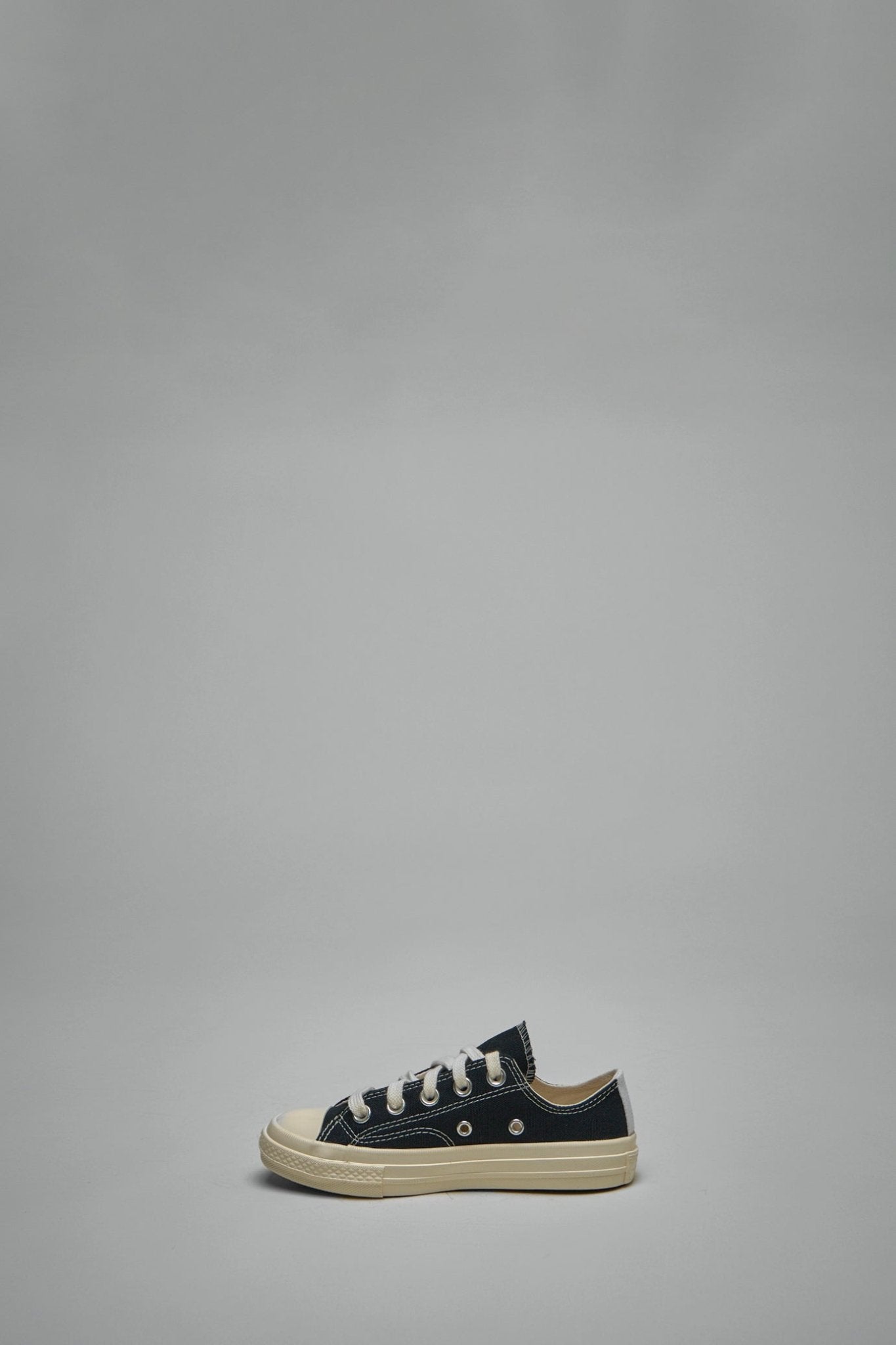 Comme des Garçons PLAY - Small Red Heart Low Top Kids - LABELS