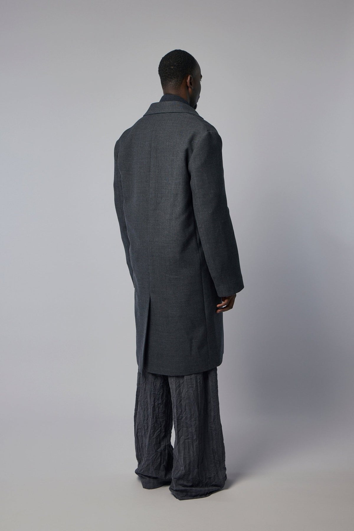 Sophisticated outerwear with tailored fit and front pockets