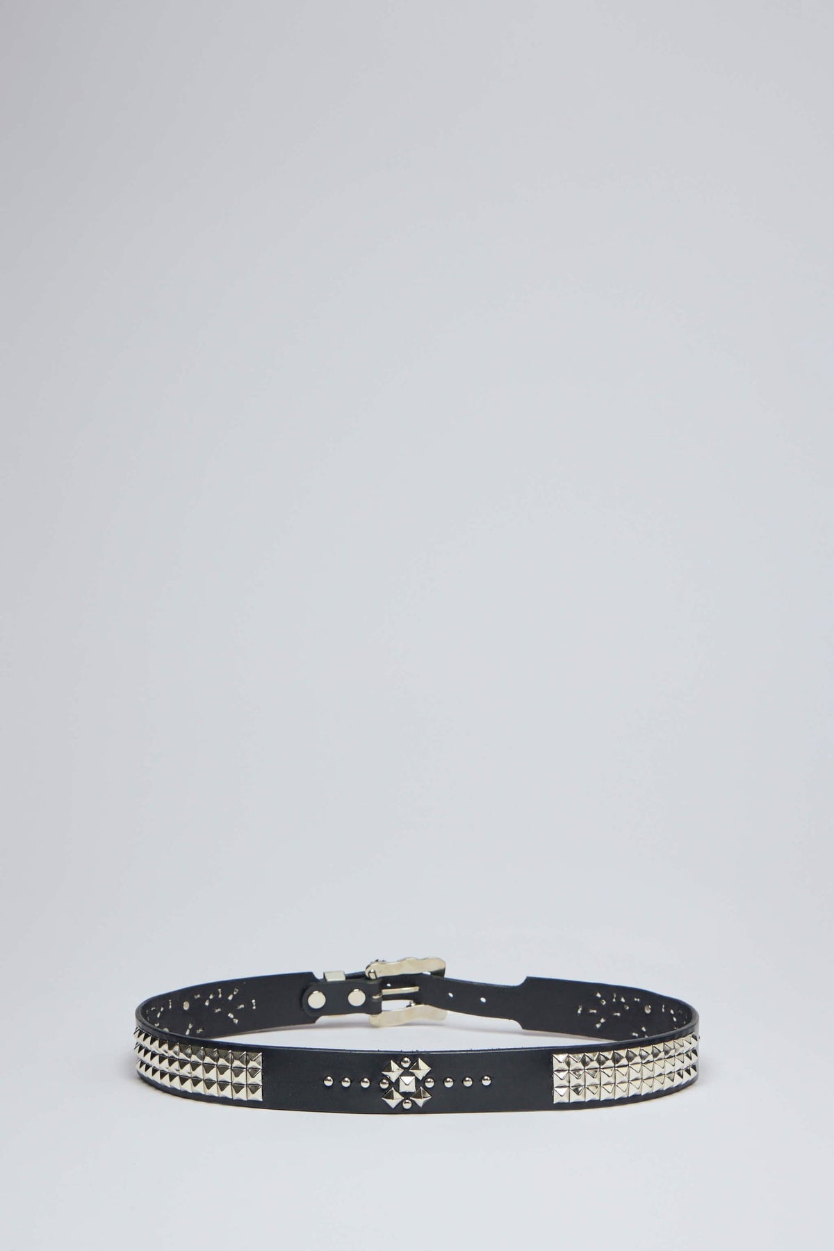 Close-up view of Gun Texas Serenade Belt buckle and leather detailing