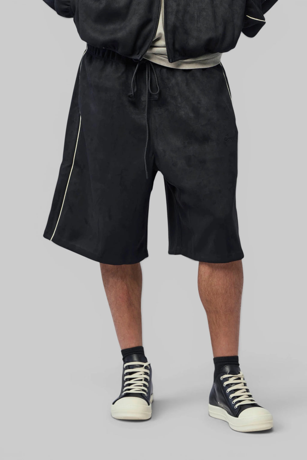 Fear Of God Essentials - Signtature Relaxed Short W/ Piping - LABELS