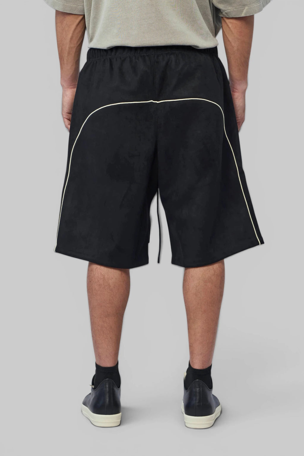 Fear Of God Essentials - Signtature Relaxed Short W/ Piping - LABELS