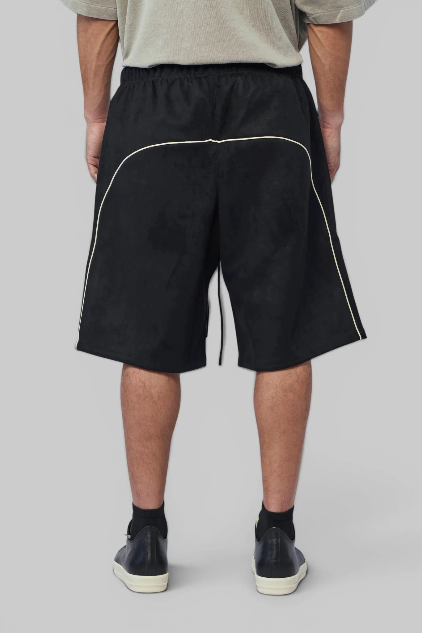 Fear Of God Essentials - Signtature Relaxed Short W/ Piping - LABELS