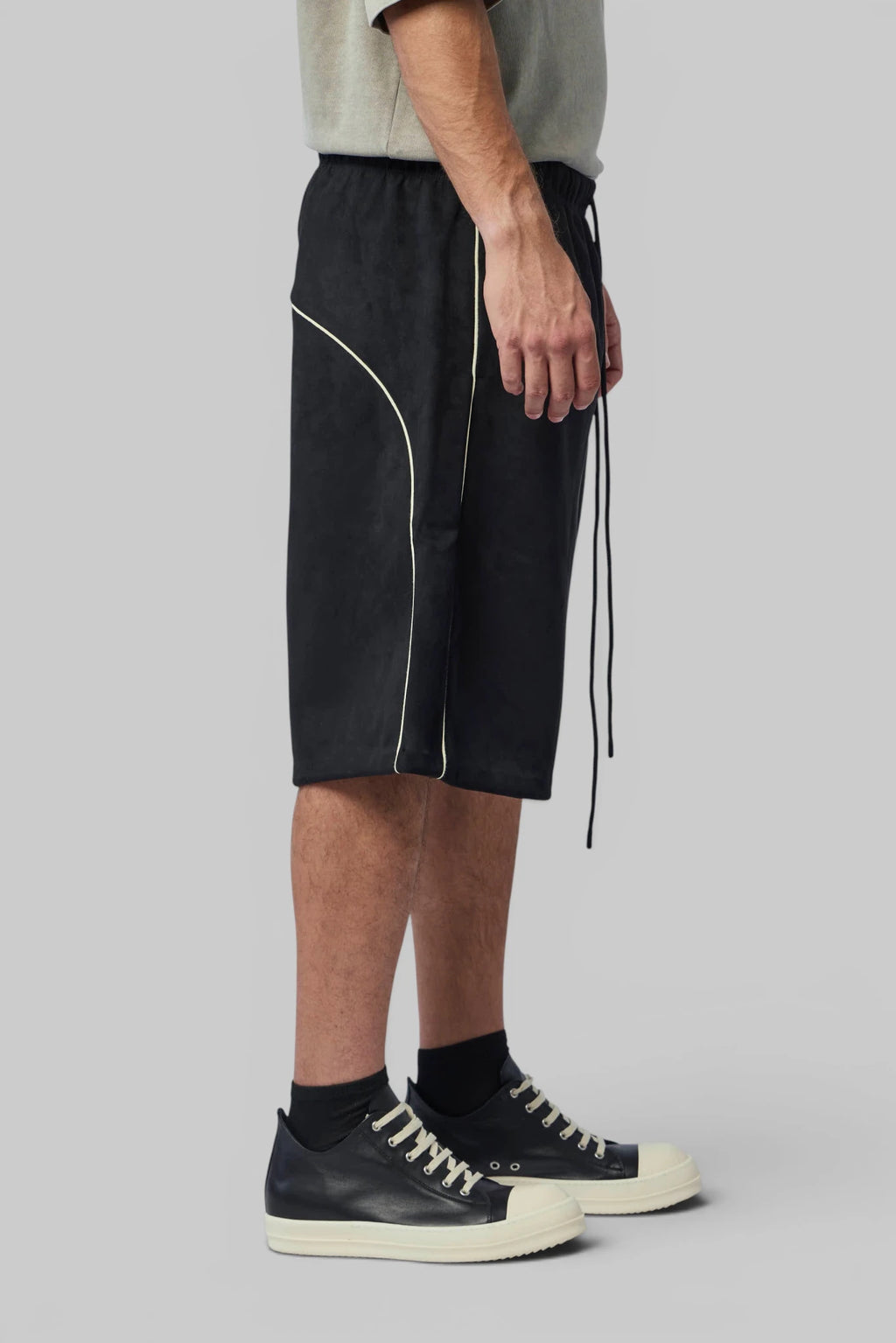 Fear Of God Essentials - Signtature Relaxed Short W/ Piping - LABELS