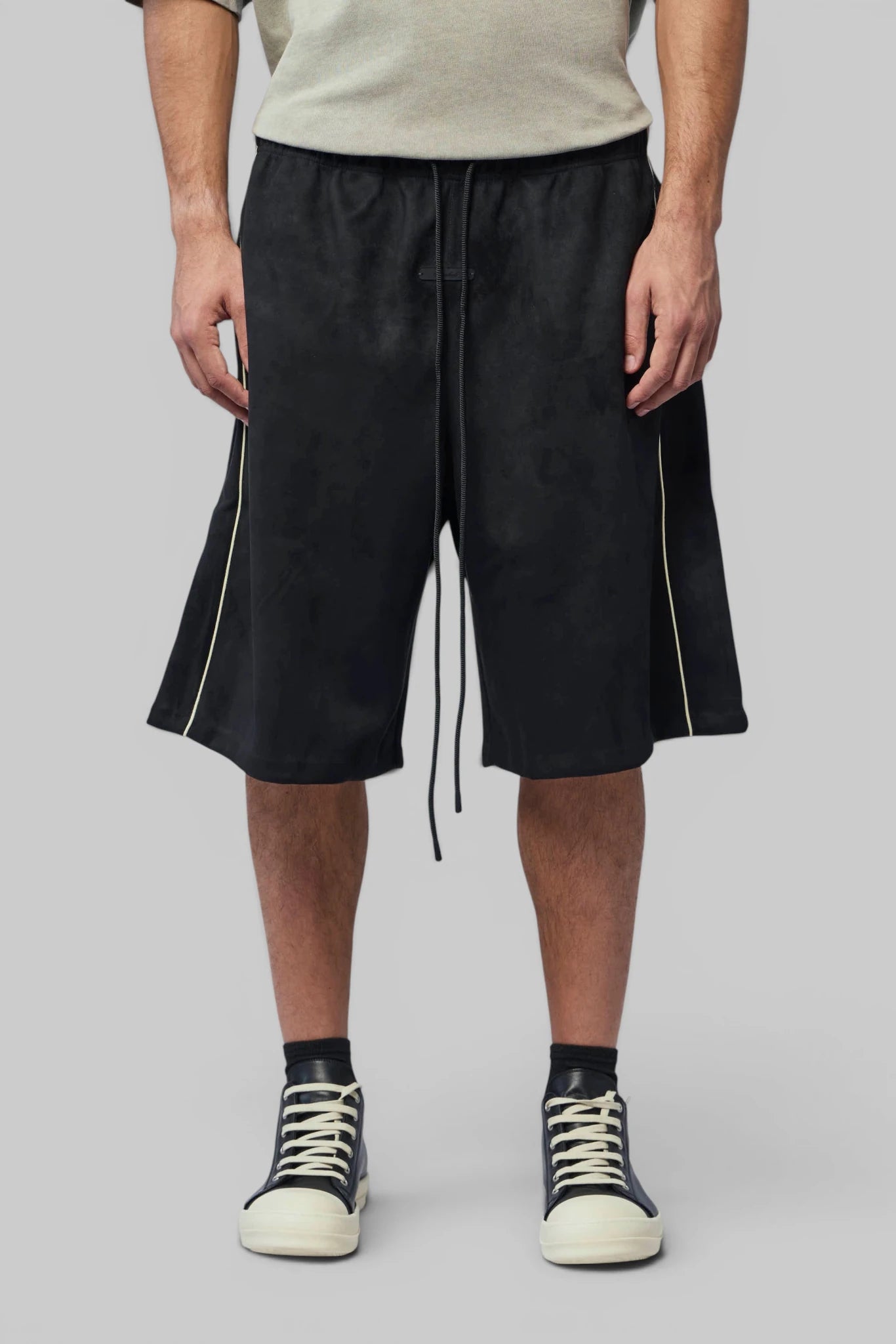 Fear Of God Essentials - Signtature Relaxed Short W/ Piping - LABELS