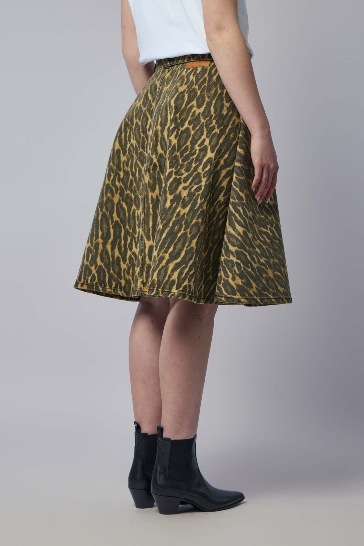 Detail shot of side pockets on Ganni leopard print midi skirt