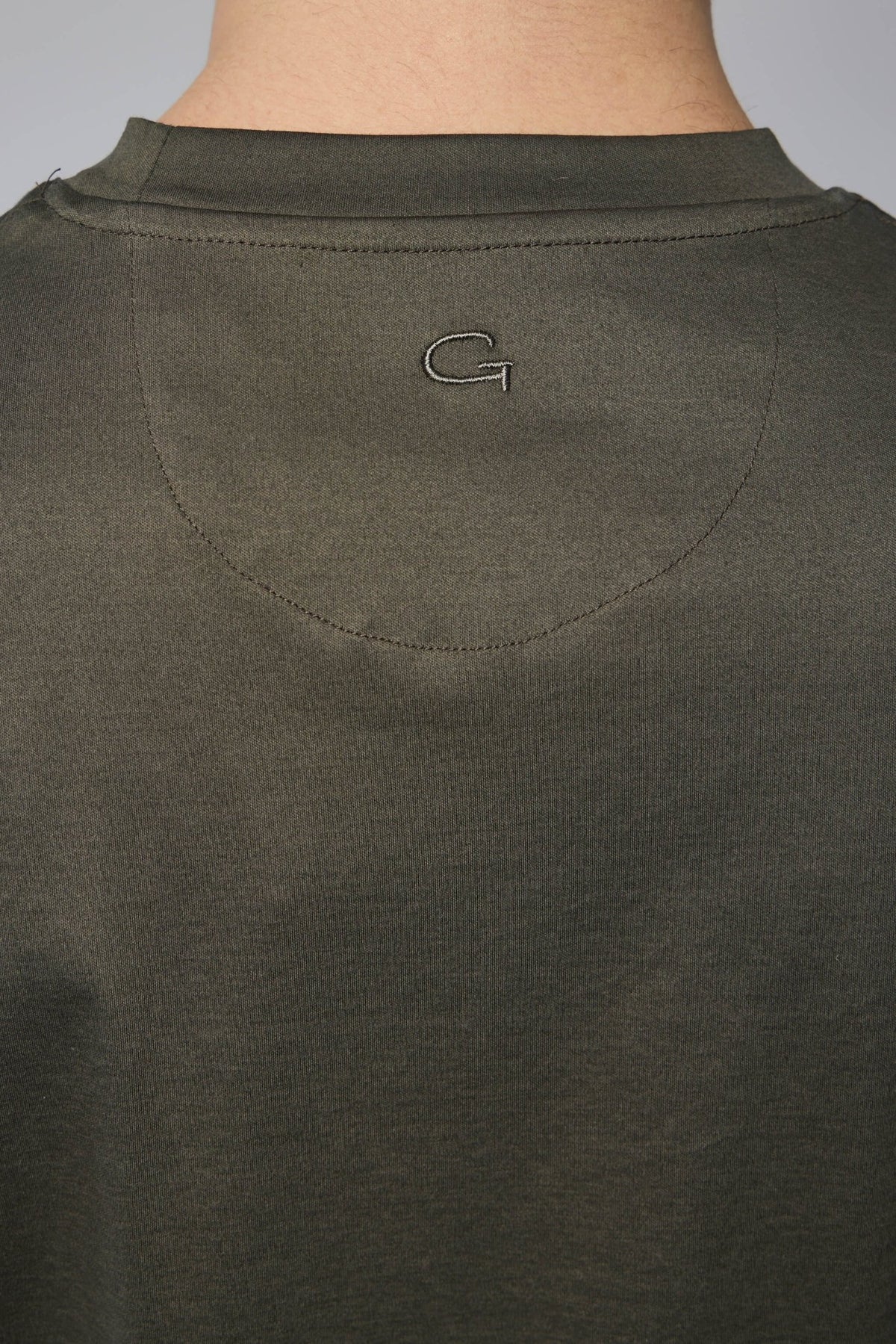 Side profile of model in Gogetti mercerized cotton t-shirt