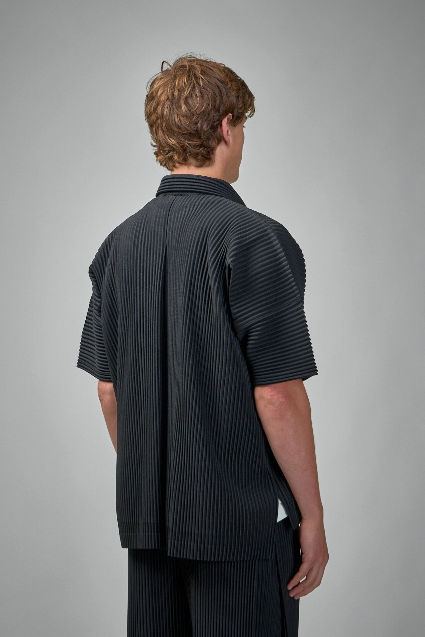 ラ*ン様 HOMME PLISSÉ ISSEY MIYAKE S/S shirt Homme Plissé Issey Miyake Basic pleats t-shirt | BLACK | SEVENSTORE