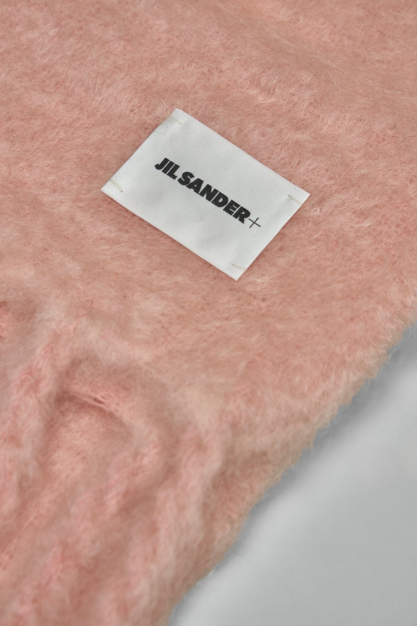 Jil Sander Knitwear Logo Patch Fringe Scarf – LABELS