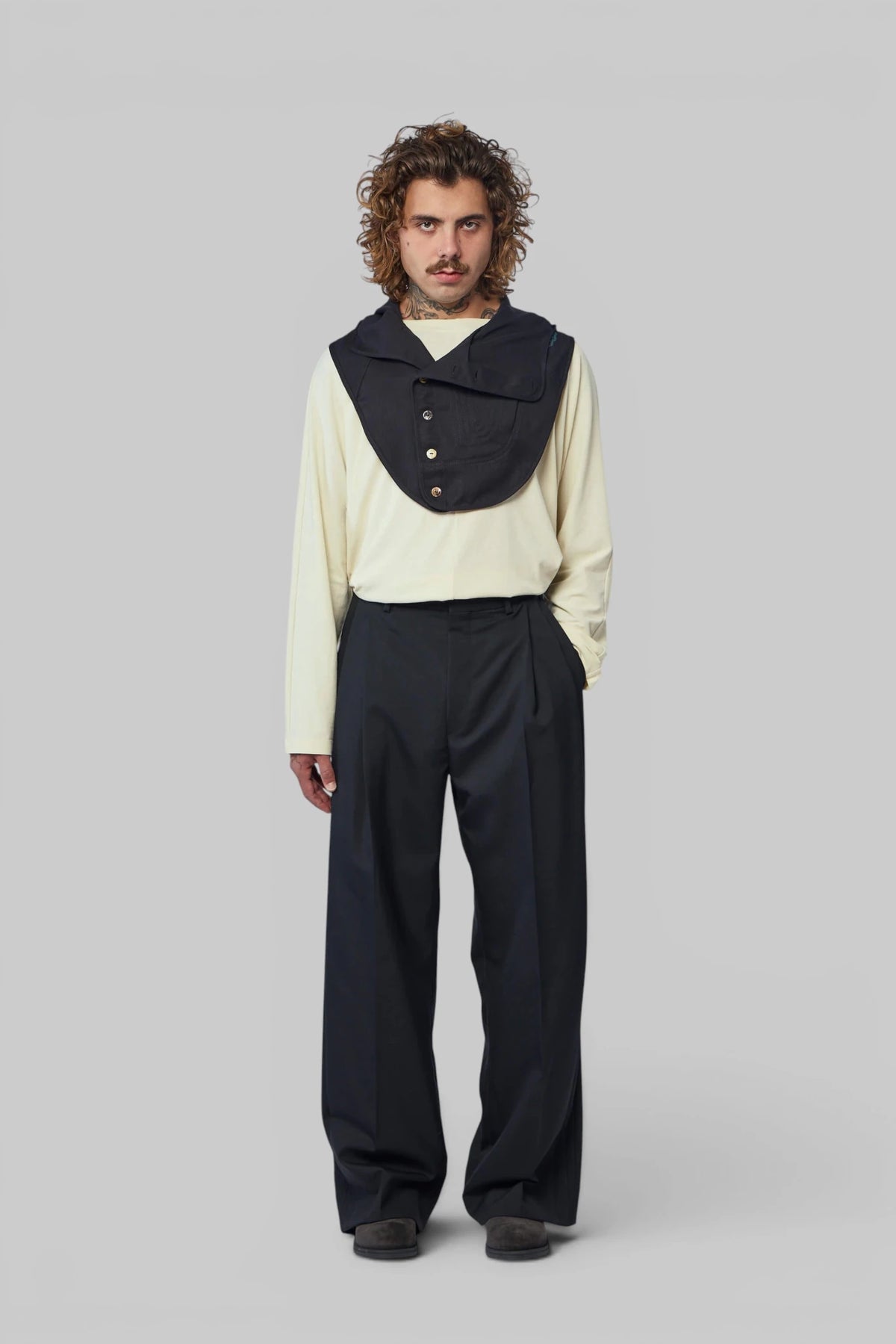 Close-up of Vaals Tailored Trousers pleated waistband detail