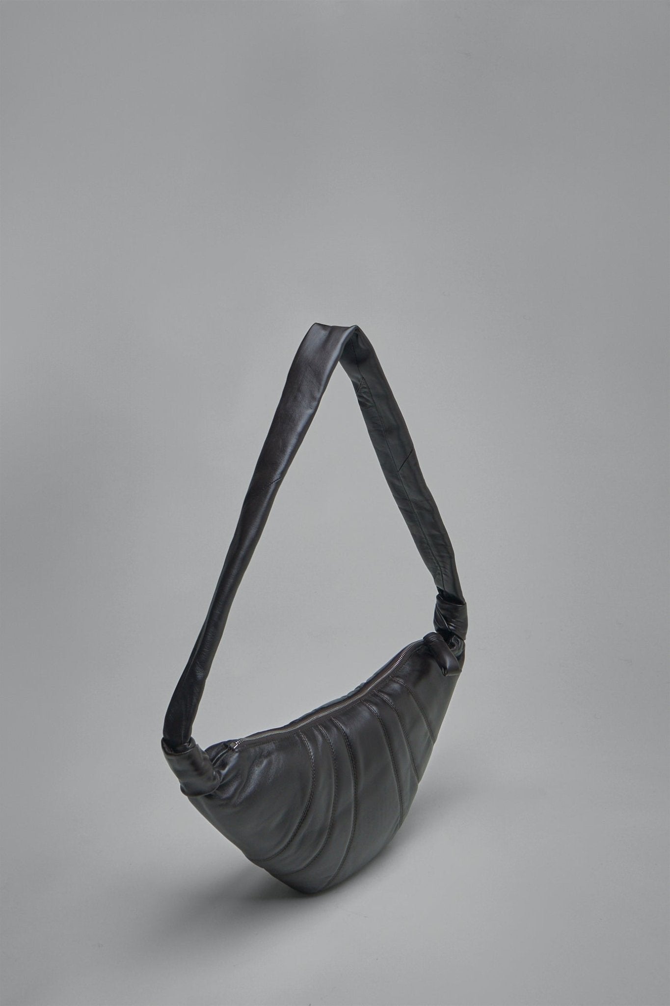 LEMAIRE CROISSANT BAG MEDIUM ブラック MEDIUM CROISSANT BAG - Black - Soft Nappa Leather - Unisex | LEMAIRE