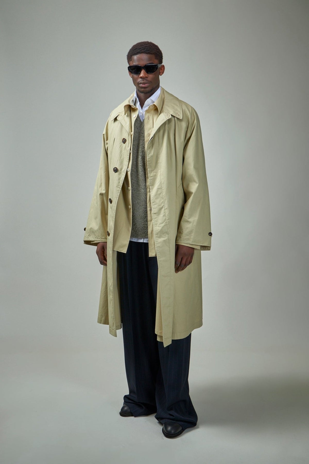 Relaxed fit trench coat in premium cotton with concealed fastening