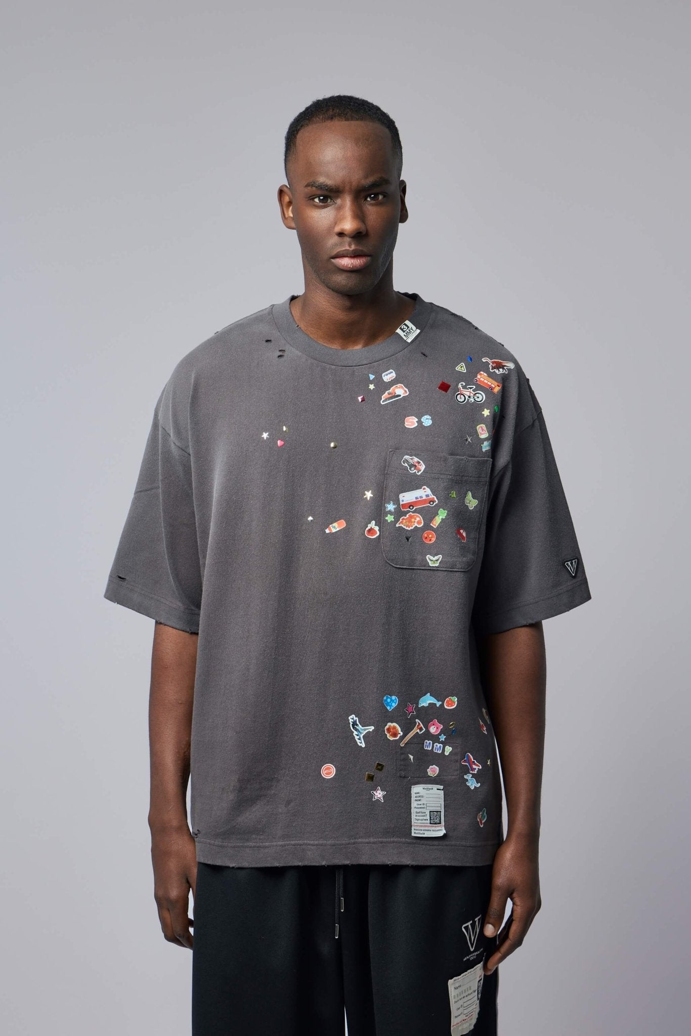 mihara yasuhiro Kids Sticker ダメージ Tシャツ Maison Mihara Yasuhiro T-Shirts - Kids Sticker Tee – LABELS