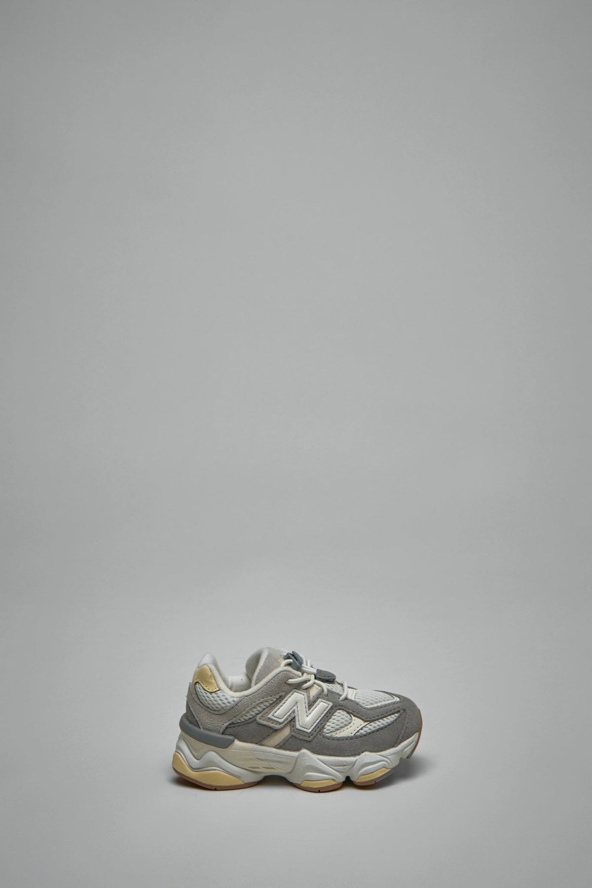 New Balance low top sneakers 9060 in kids size with mesh upper and chunky sole design