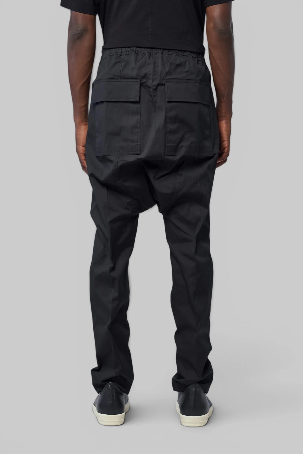 Model wearing Rick Owens Pantaloni - Drawstring Long full outfit