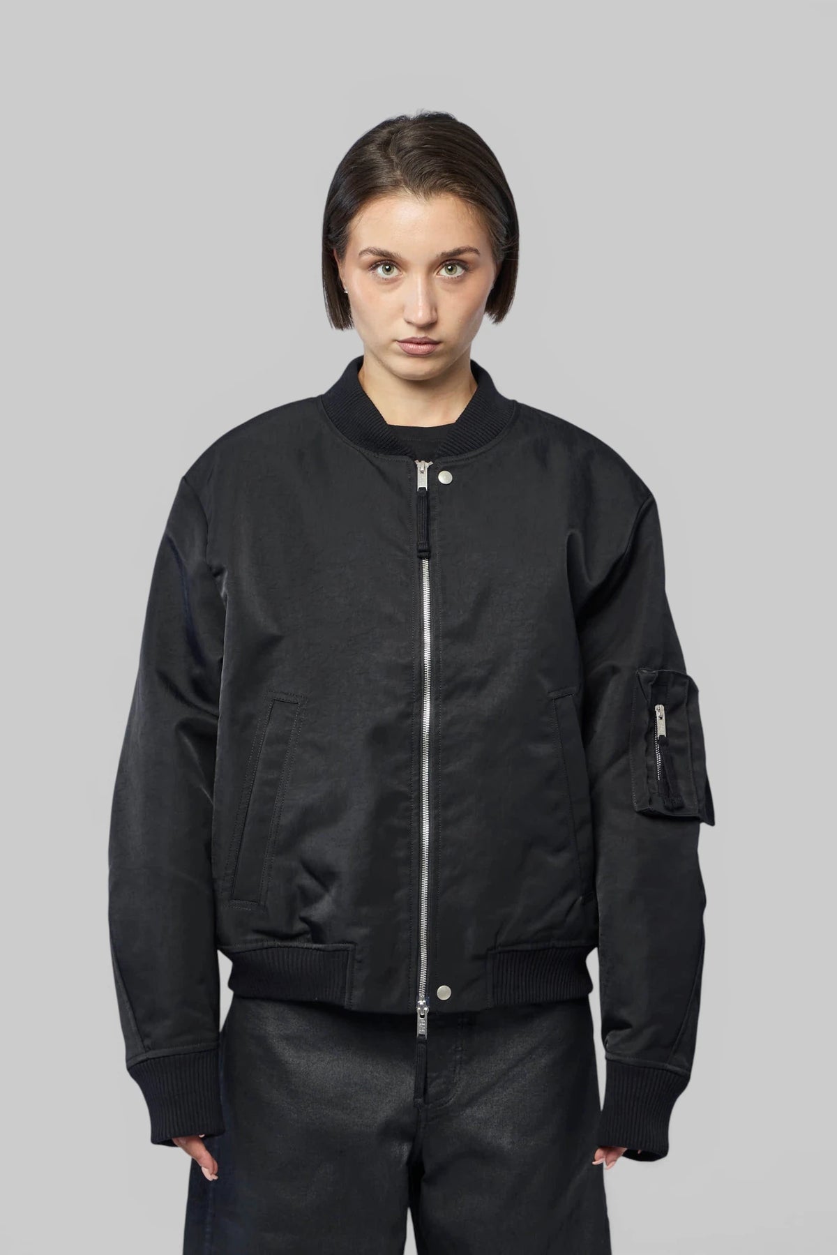 Thom Krom W J 228 side pocket and sleeve pocket close-up