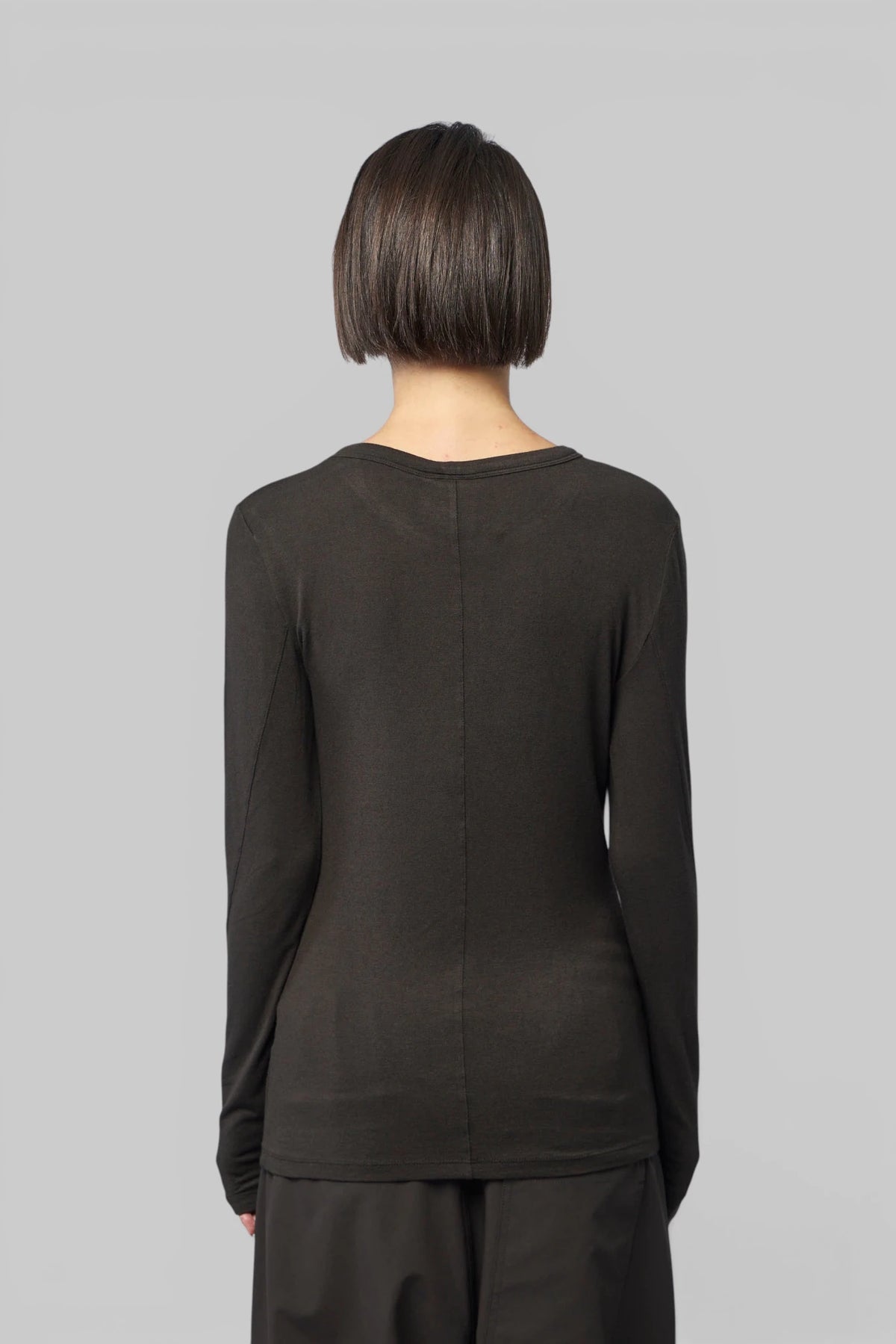 Thom Krom W TS 652 shirt fabric texture and crew neckline detail