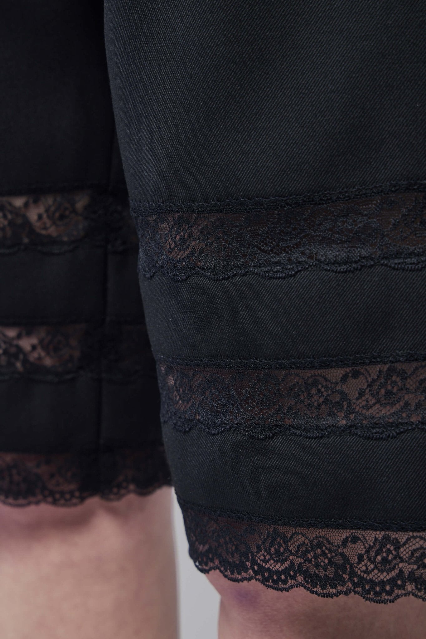 Vaquera - Women Lace Trade Shorts Woven - LABELS