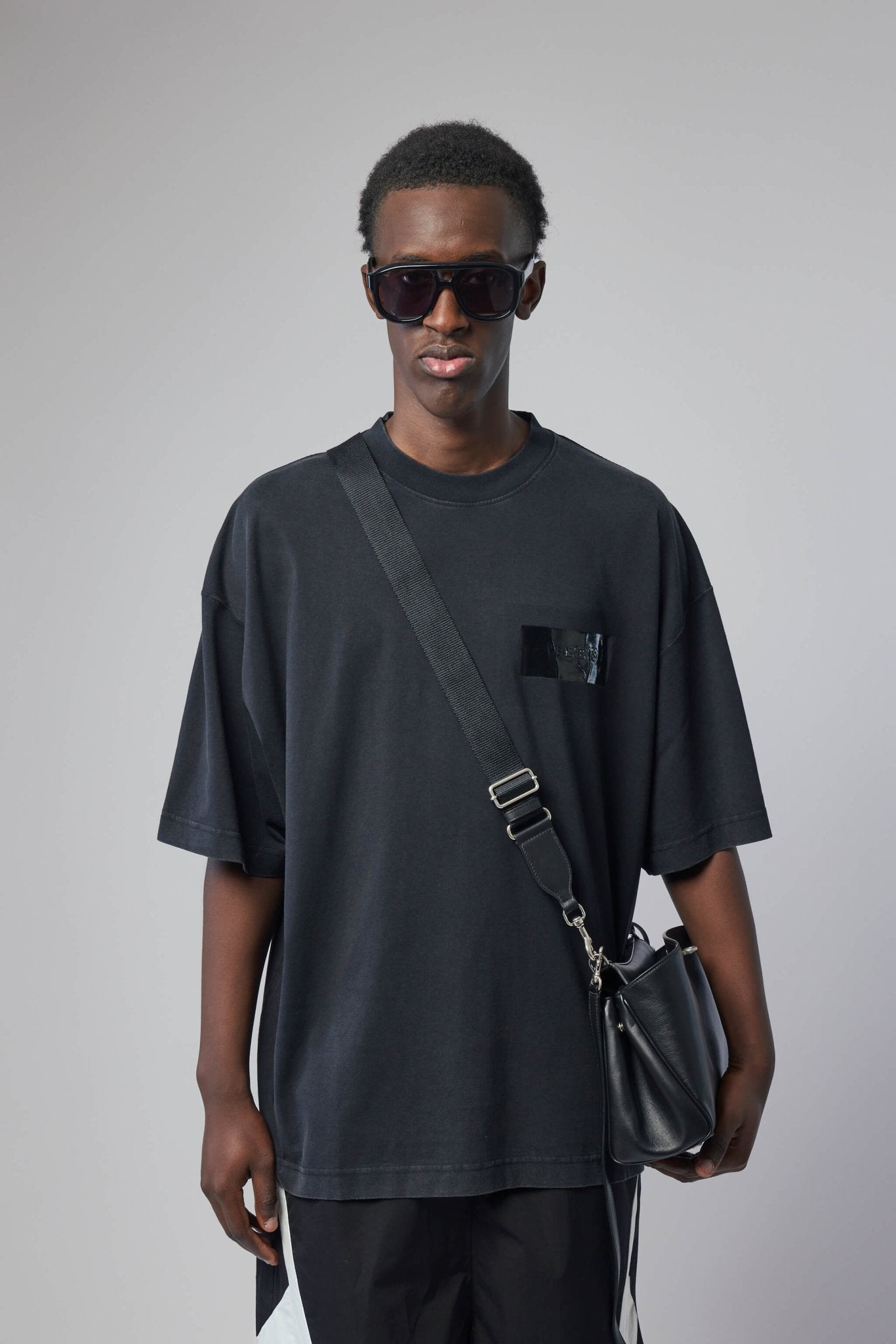 VETEMENTS ロゴテープ Tシャツ ブラック Vetements T-Shirts - Taped Logo Cotton Tee – LABELS