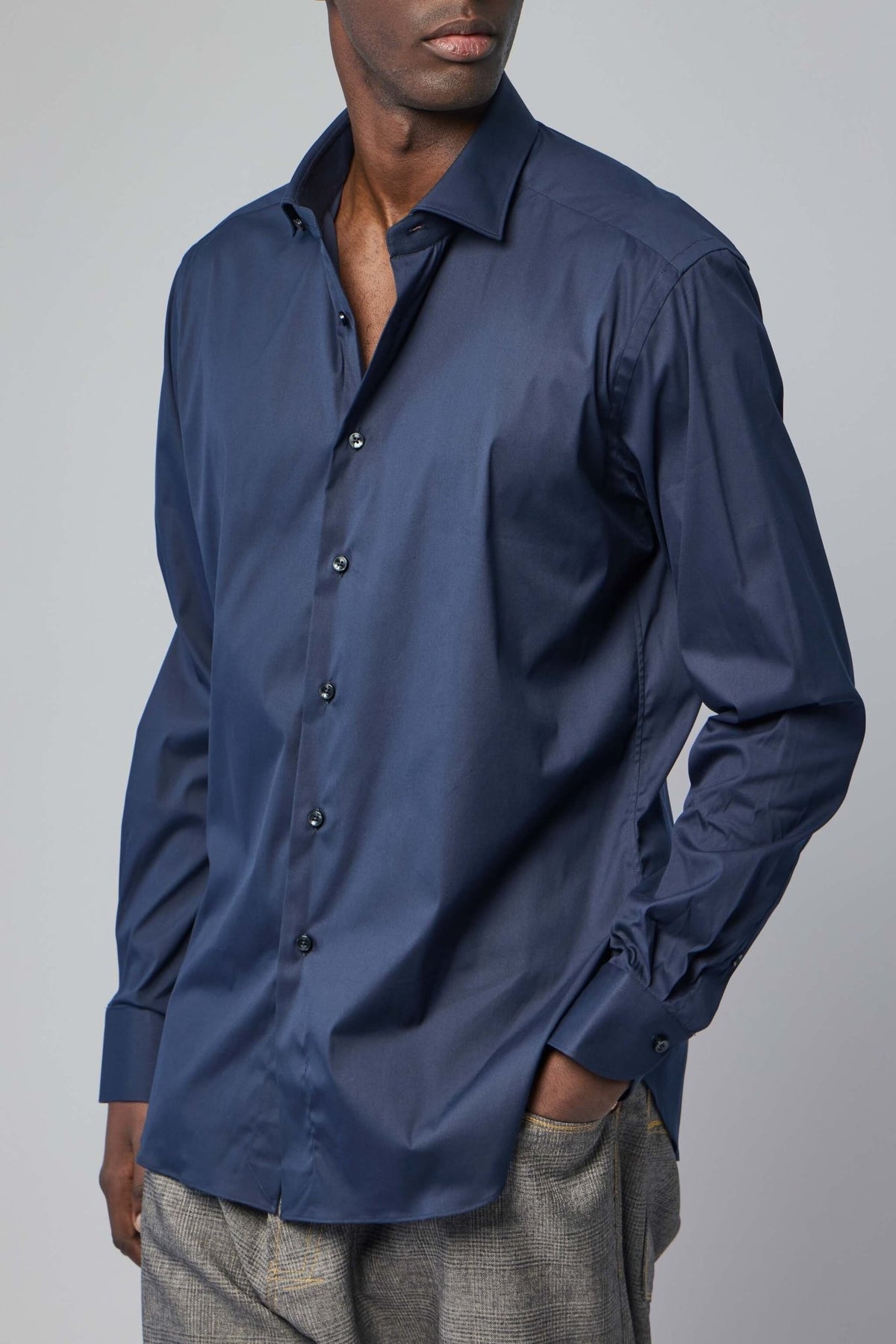 Model wearing Xacus Camicia Classica shirt with tailored trousers