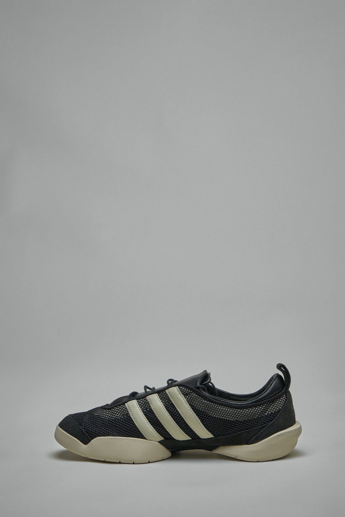Heel detail of Y-3 sneakers with logo bonding and pull-tab
