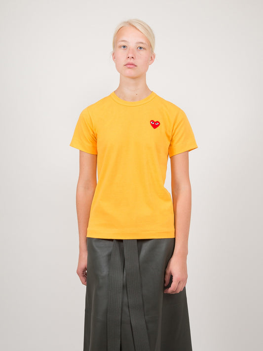 Gelbes T-Shirt mit kleinem Herz
