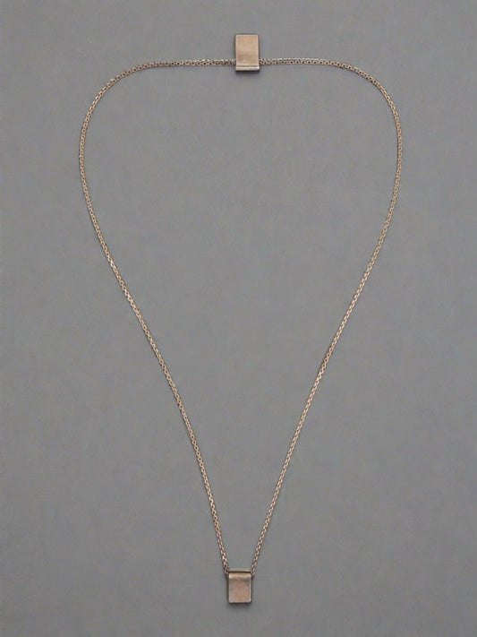 Escapulario Long Necklace