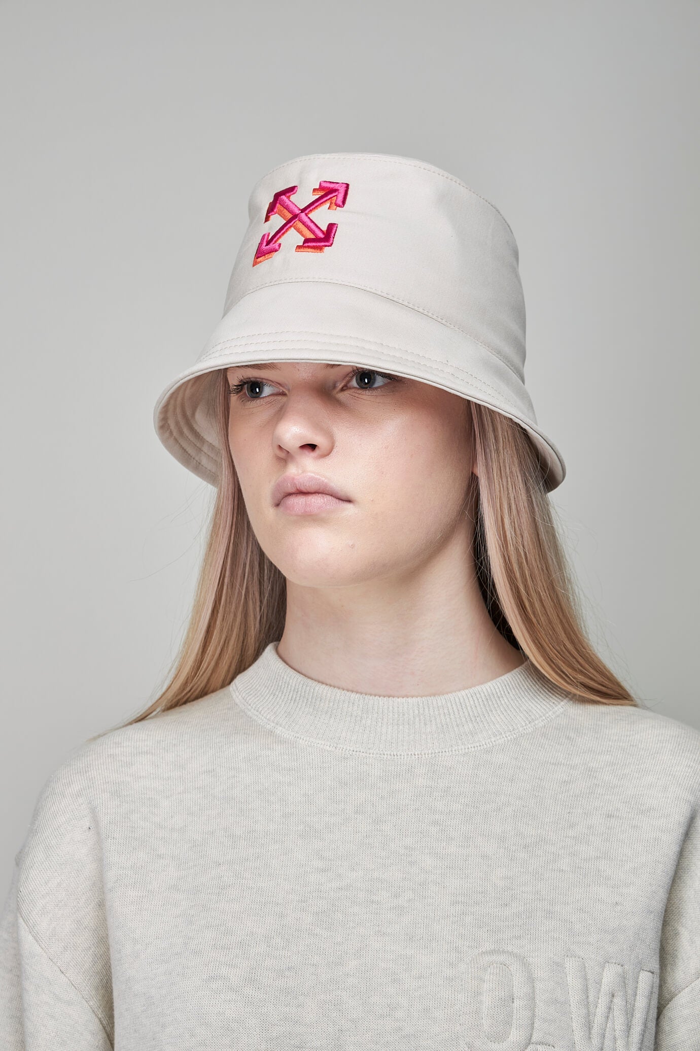 Off-White＞ARROW BUCKET HAT | hartwellspremium.com