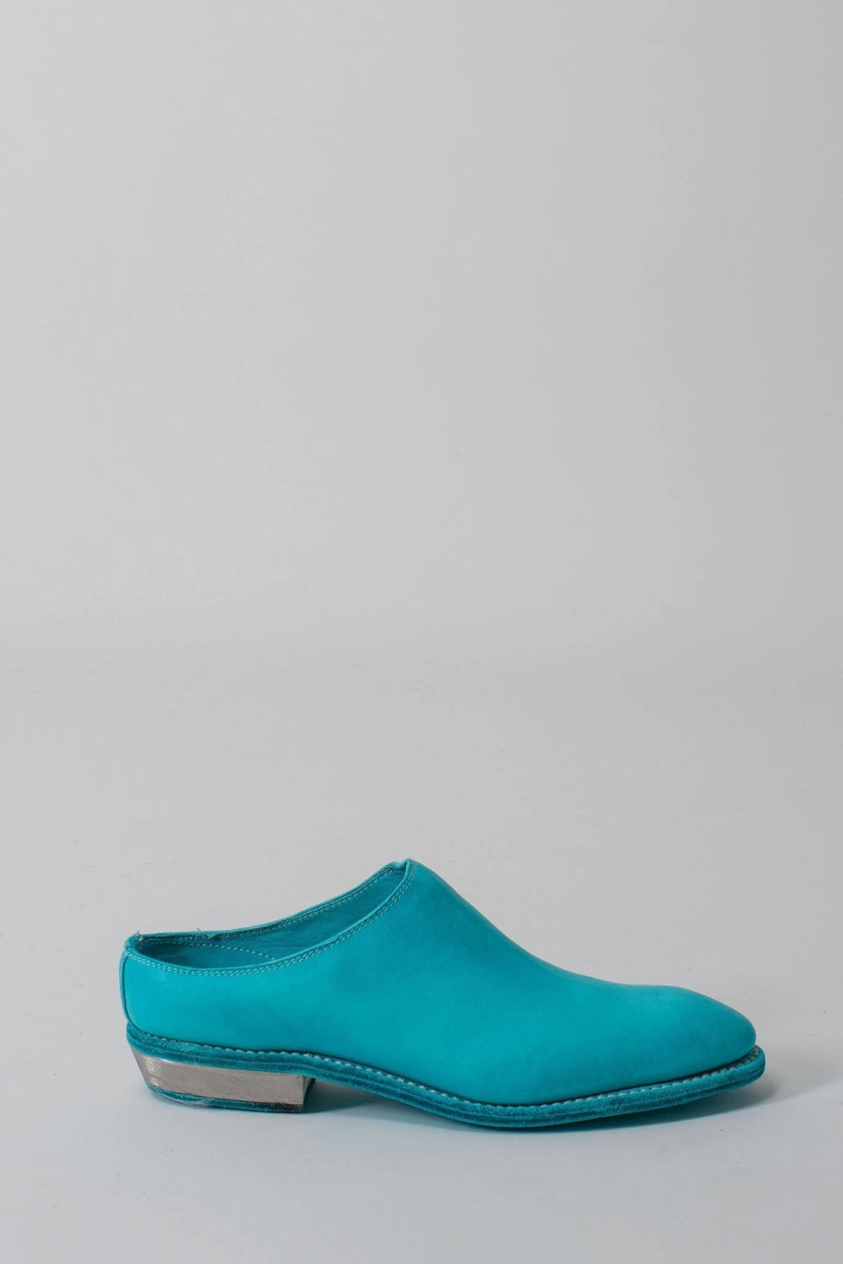 Guidi flats in goat leather with pointed toe and metal heel detail