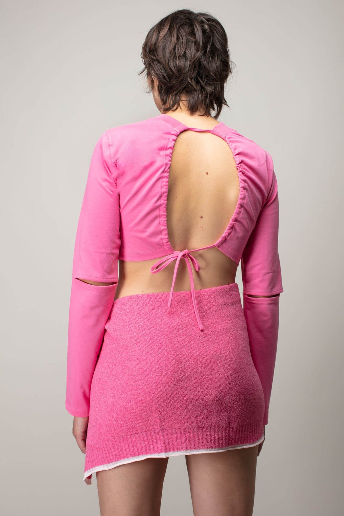 Close-up view of the distinctive open back design on Jacquemus t-shirt
